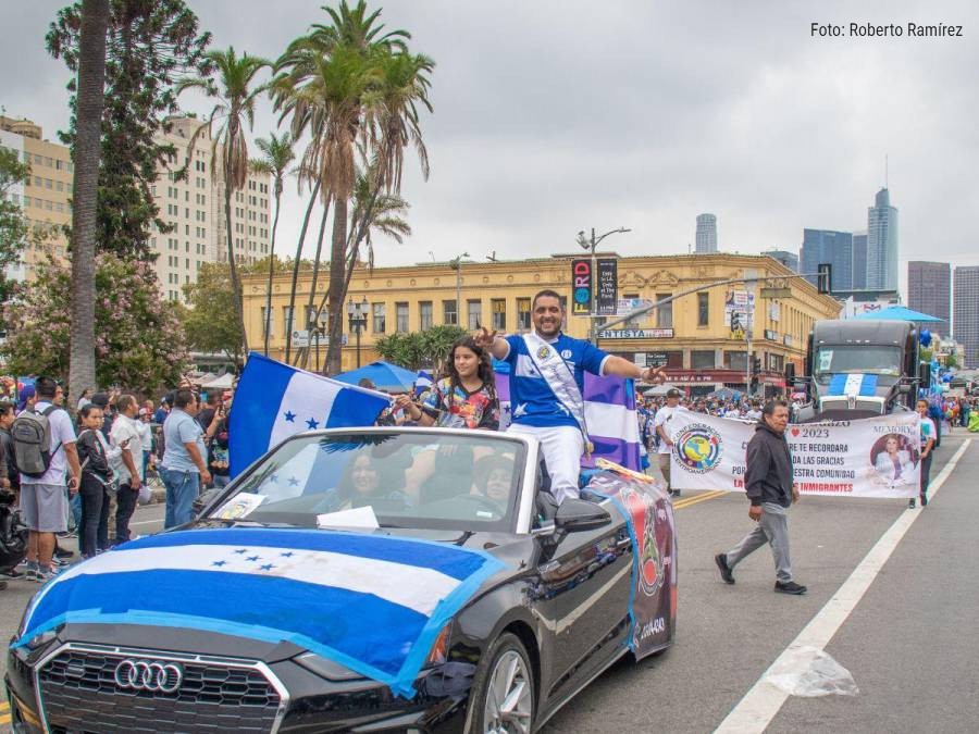 Hondureños participaron en desfile de Cofeca 2023 en Los Ángeles