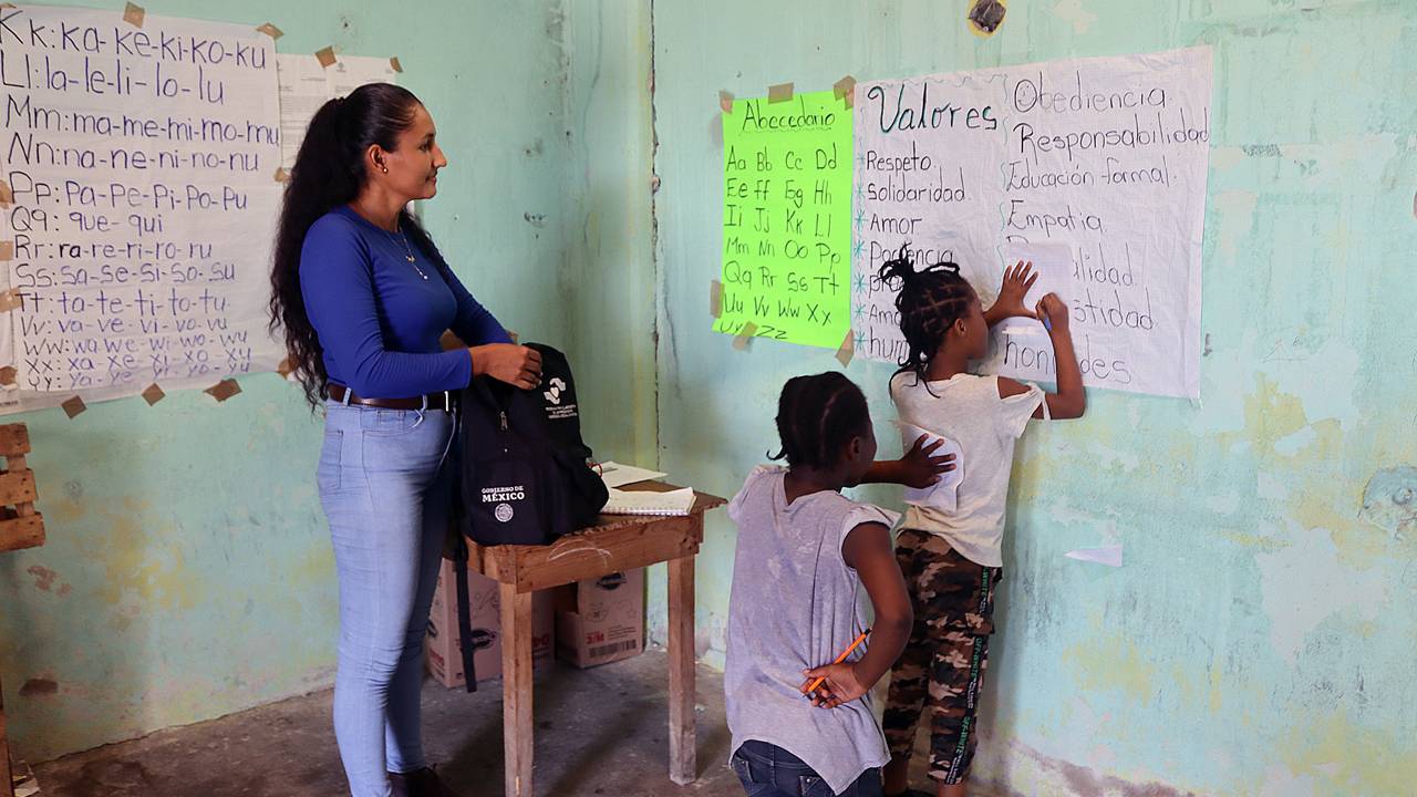 Hondureña inicia una escuela para hijos de solicitantes de asilo en frontera de México