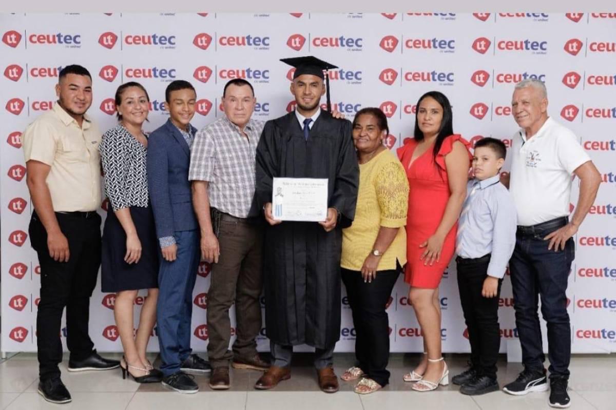 Futbolista de «Potros» de Olancho FC se gradúa de abogado profesional