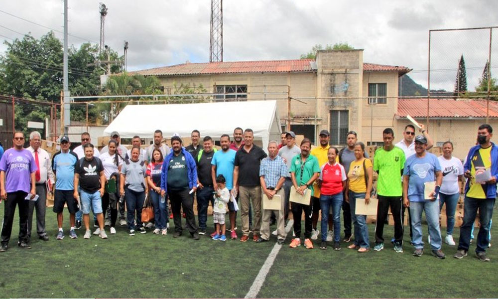 FENAFUTH entrega indumentarias deportivas a ligas menores
