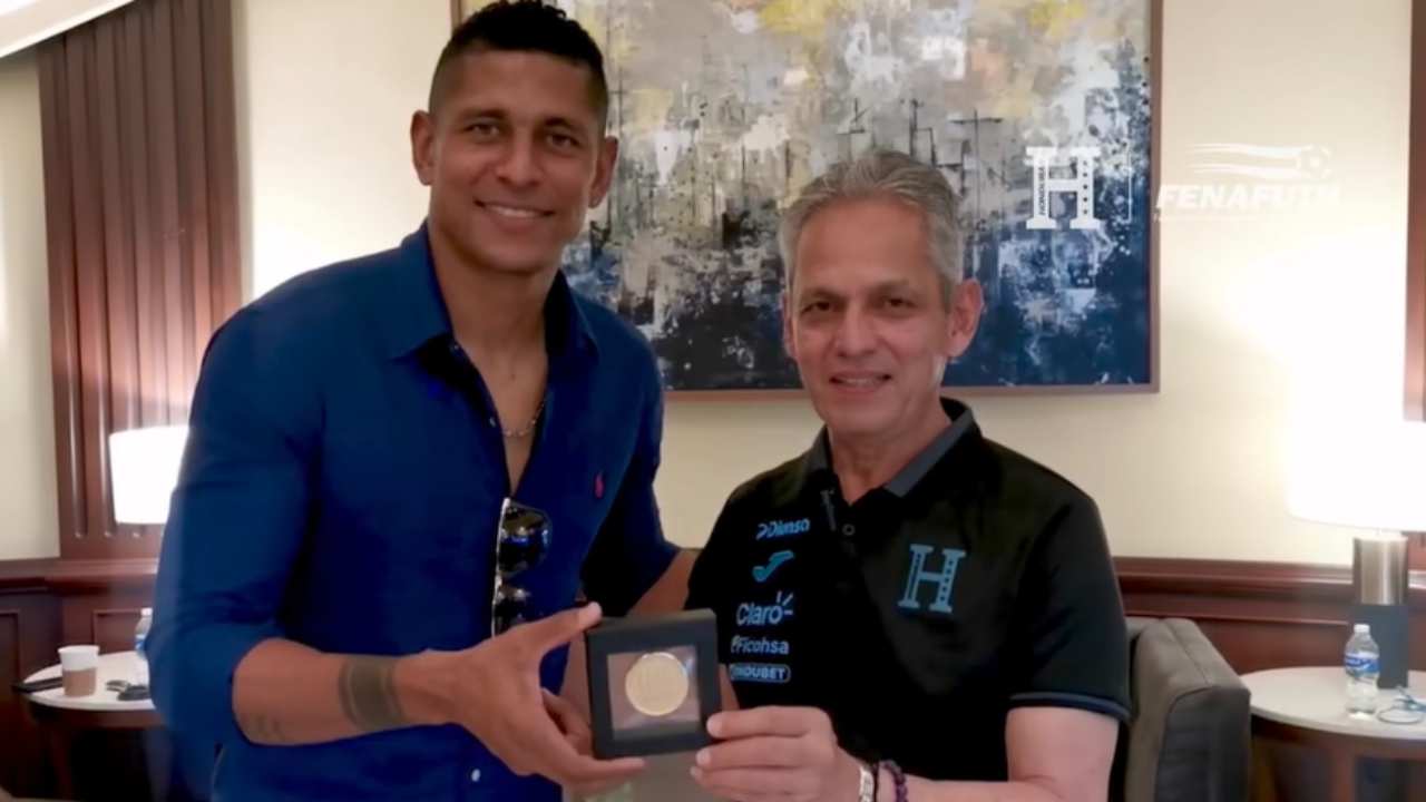 Reinaldo Rueda hace entrega de medalla mundialista a Carlo Costly