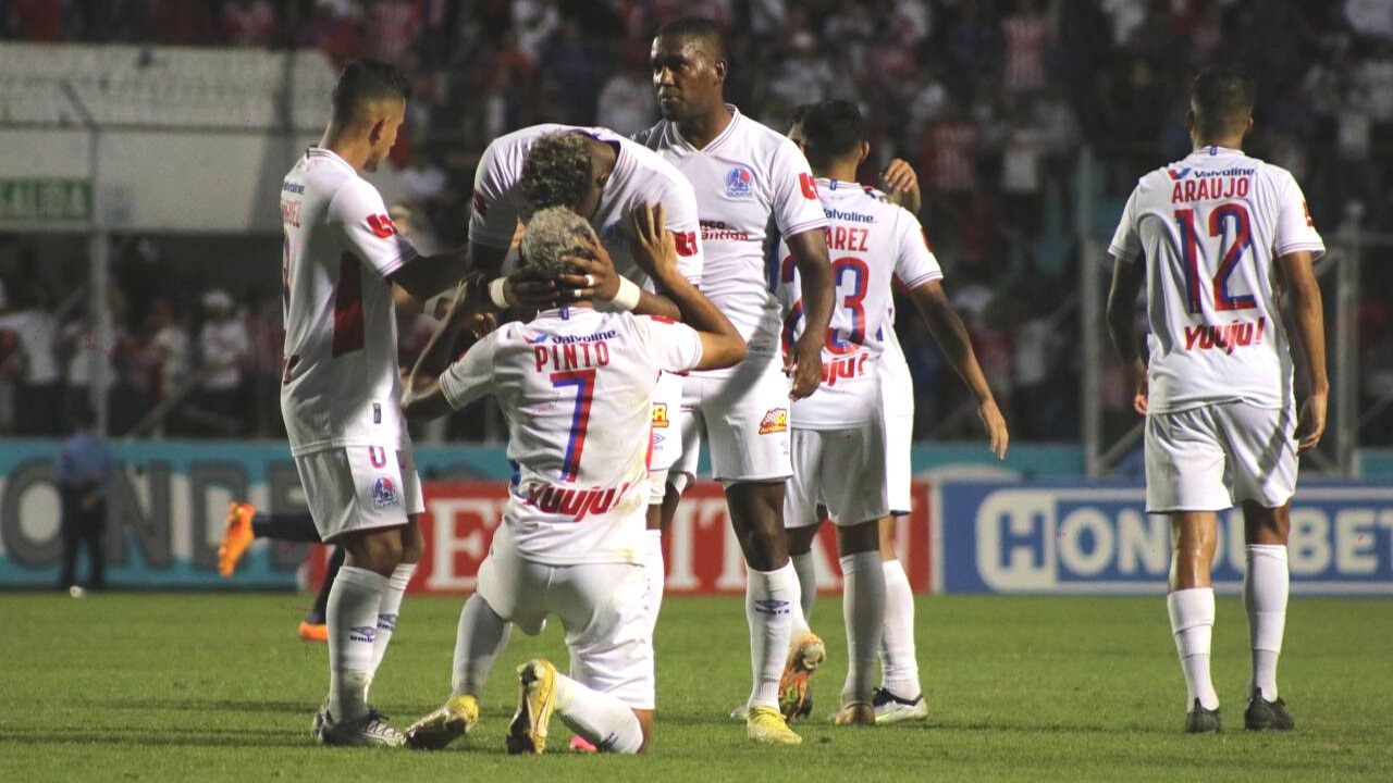 Olimpia conserva el invicto al golear a Motagua en el clásico capitalino