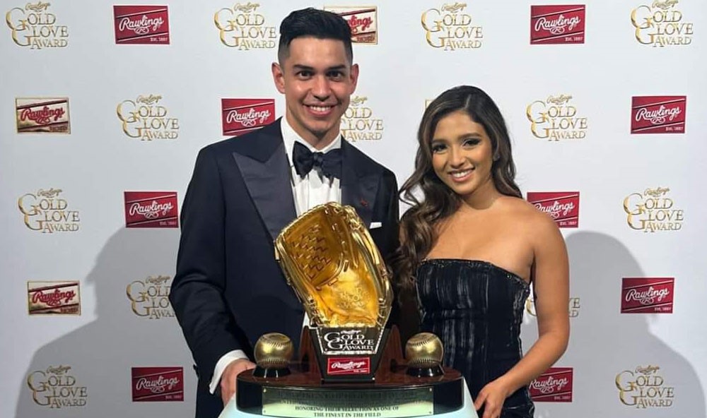 Mauricio Dubón recibe el Guante de Oro como Mejor Utilitario de la MLB
