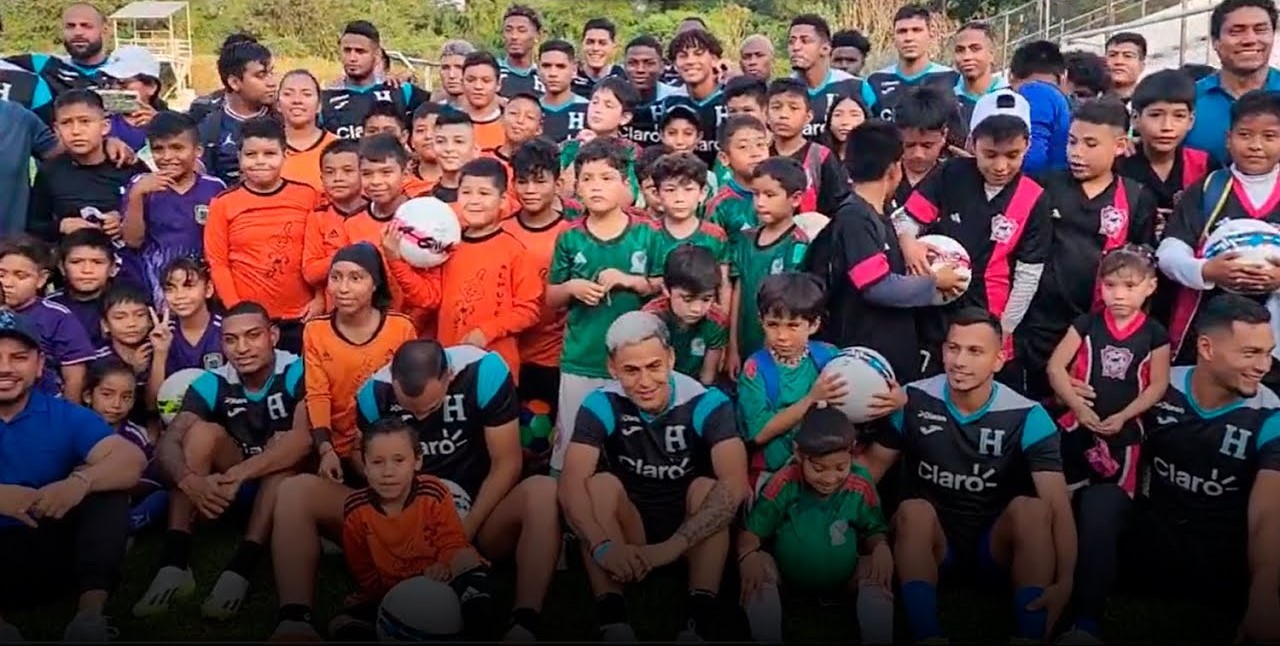 Selección de Honduras comparte con niños mexicanos en Cuernavaca