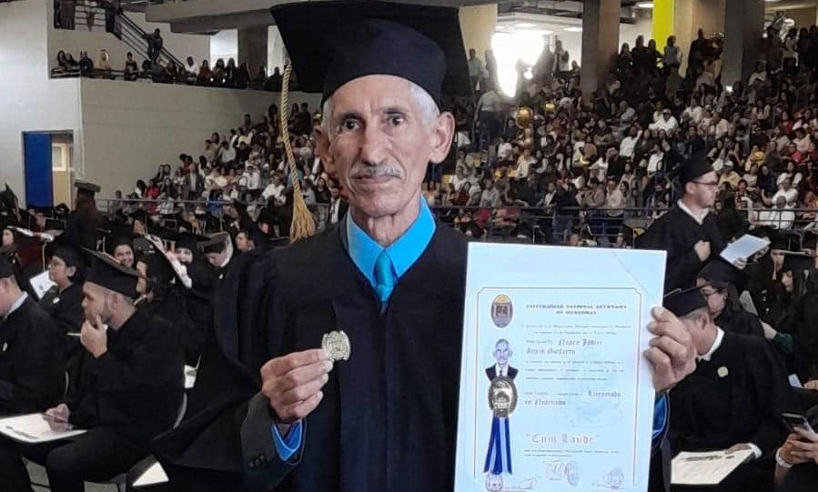 Hondureño de la tercera edad cumple su sueño de graduarse de la universidad