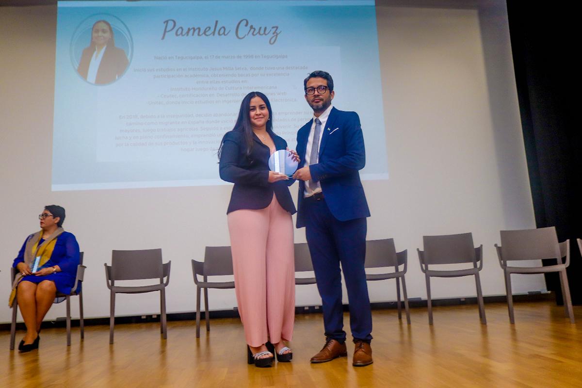 Emprendedora hondureña recibe un premio en Valencia, España