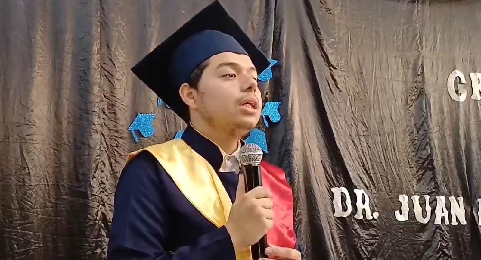Hondureño impresiona al dar su discurso de graduación en cuatro idiomas