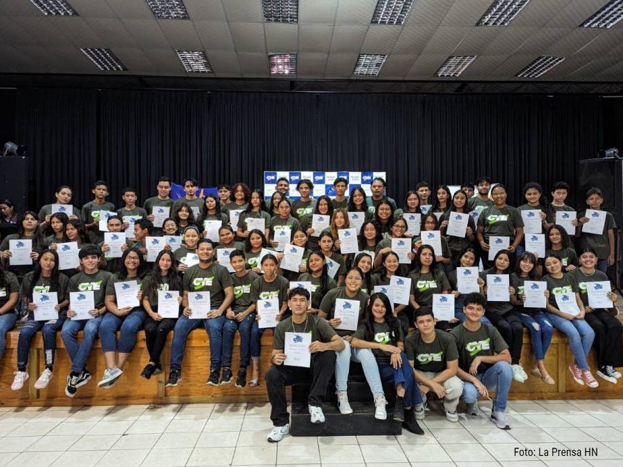 94 hondureños recibieron becas en El Progreso, Yoro
