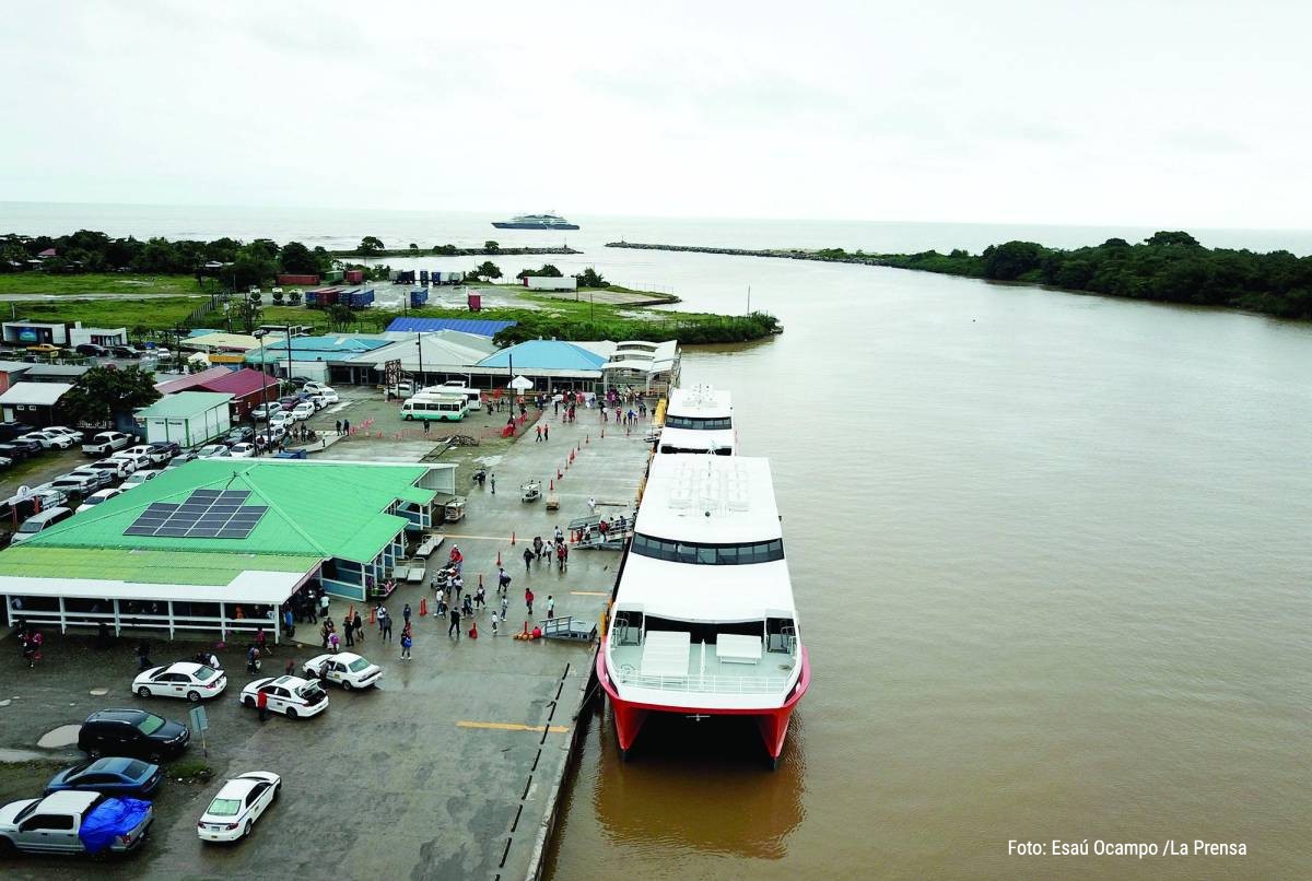 Cientos de turistas llegaron a La Ceiba en el crucero francés Le Dumont-d’Urville