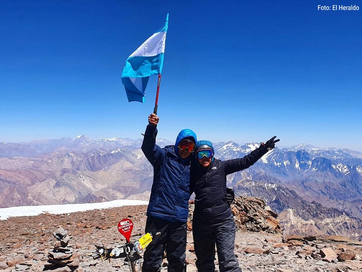 Esposos hondureños conquistan la cumbre del cerro de Aconcagua