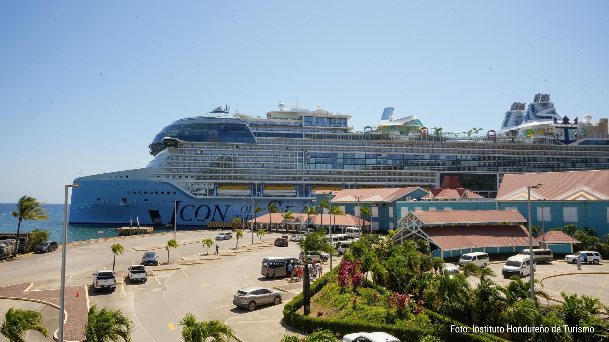 Roatán recibió al “Icon of the Seas”, el crucero más grande del mundo