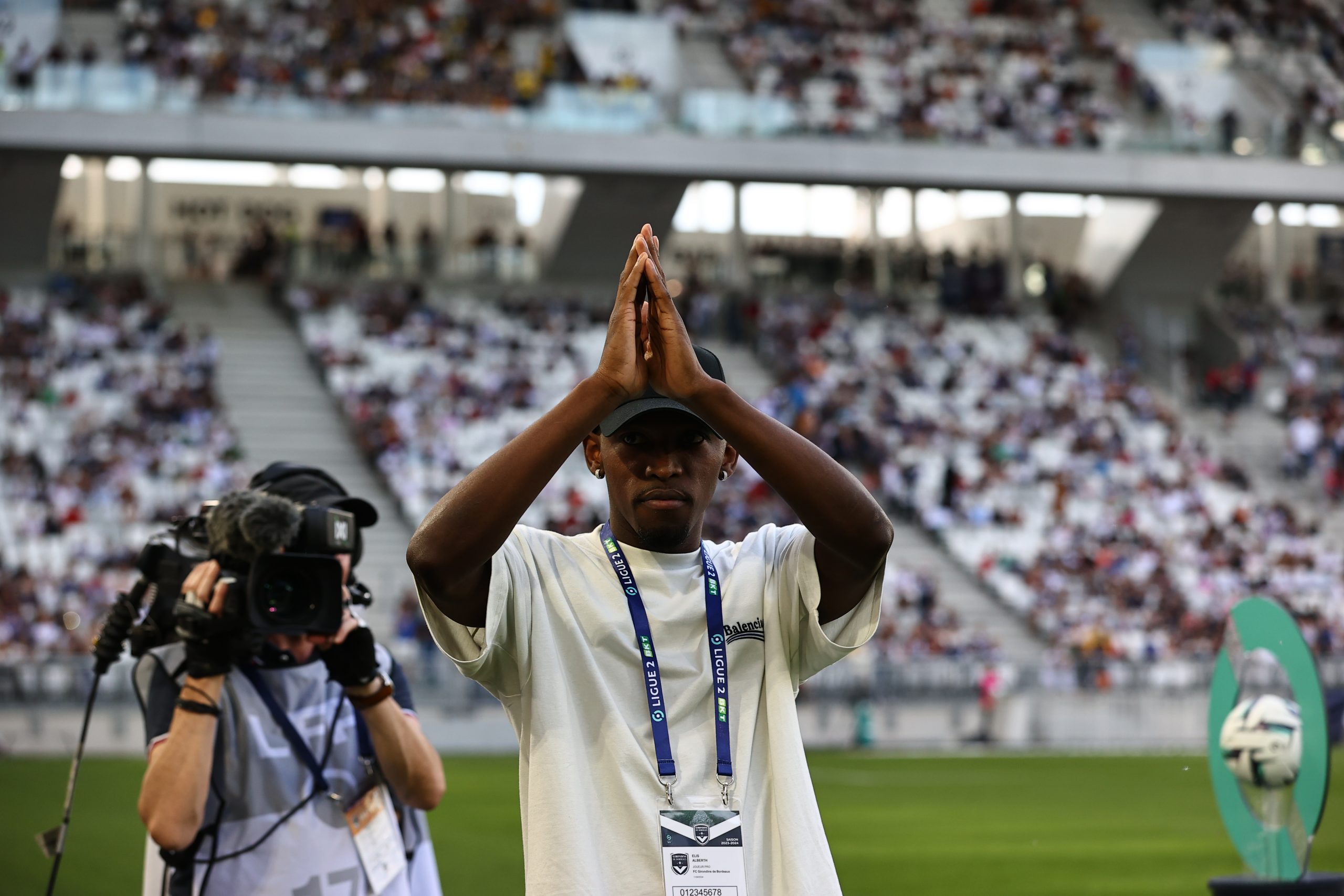 Alberth Elis es ovacionado por los hinchas del Burdeos de Francia