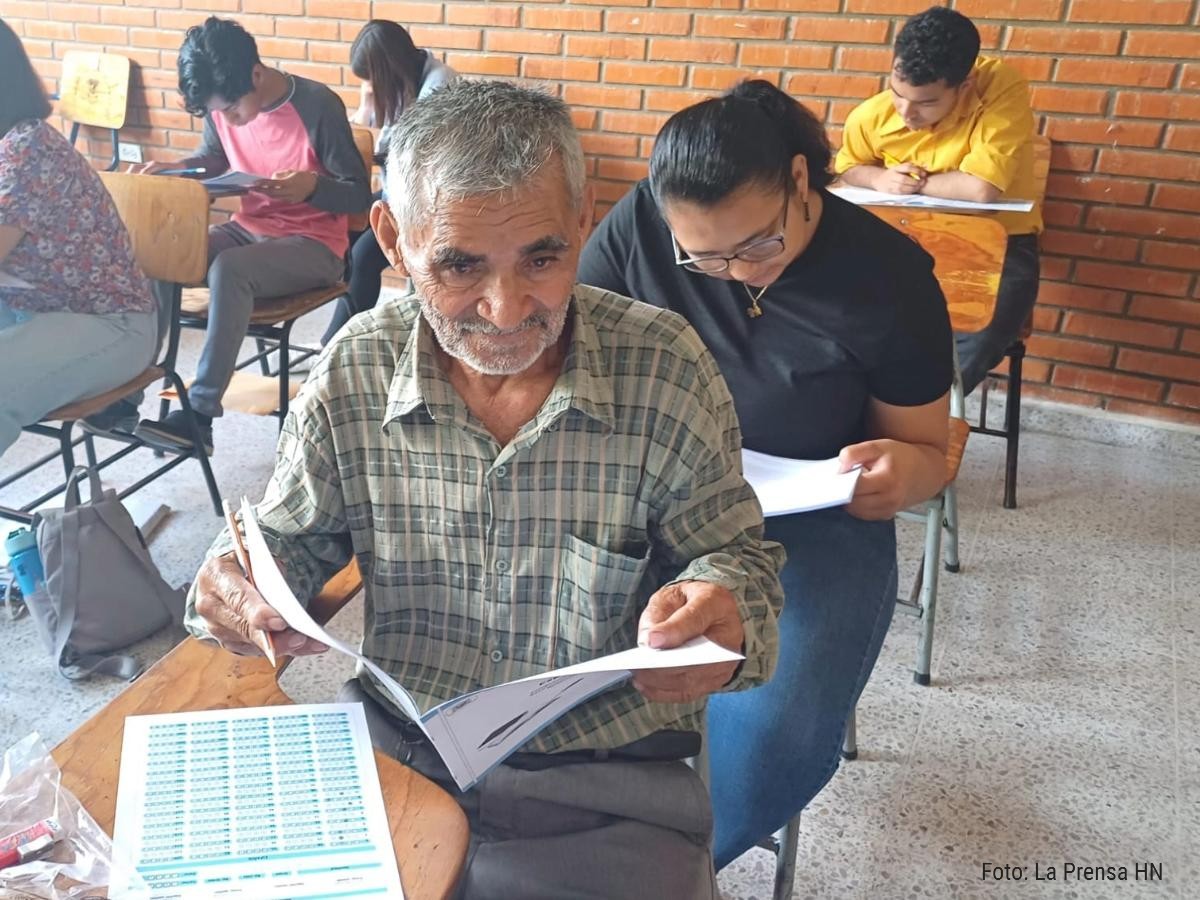 Hondureño de 74 años busca ingresar a la universidad