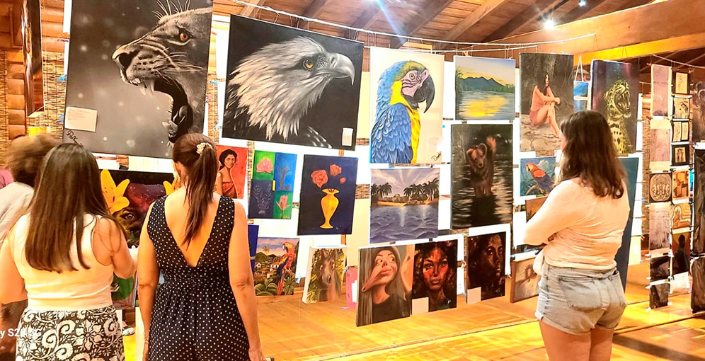 Artistas hondureños y extranjeros exponen pinturas en Tela Marine