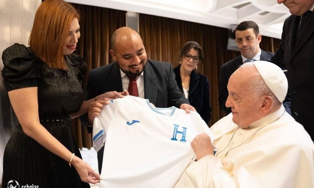 Papa Francisco recibe camiseta de la Selección de Honduras
