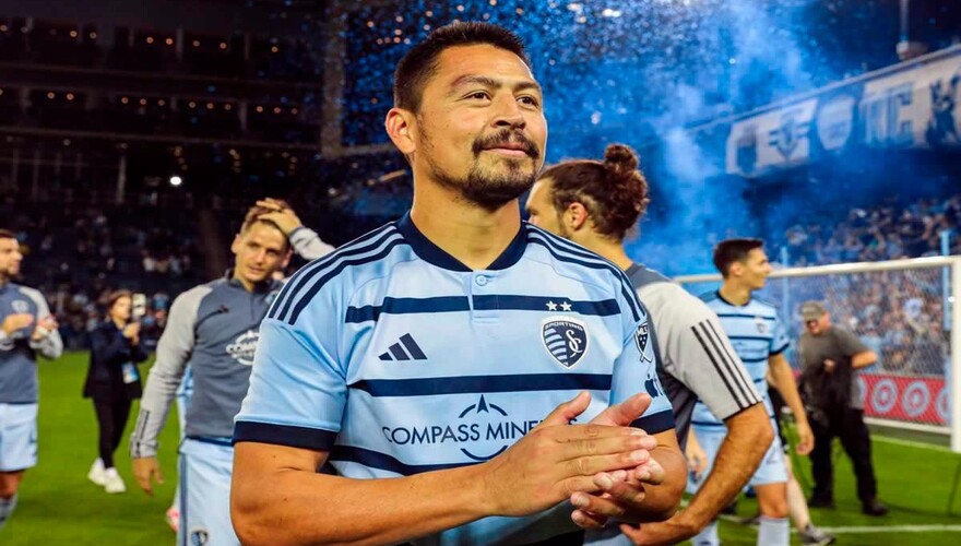 Roger Espinoza anuncia su retiro del fútbol tras una exitosa carrera