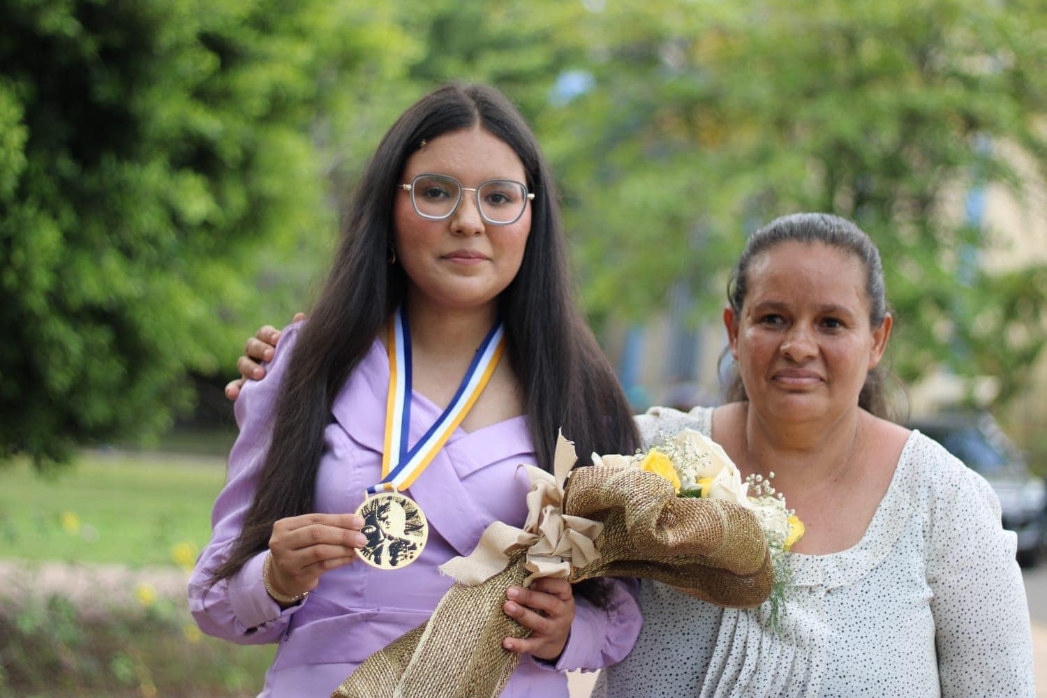 Premian a la mejor estudiante de la UNAH con promedio de 99%