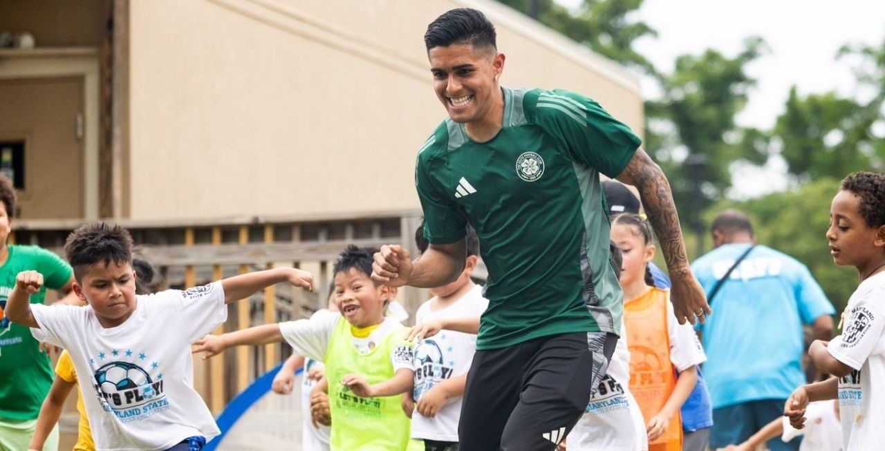 Luis Palma comparte emotivo momento con los niños en la Casa Blanca