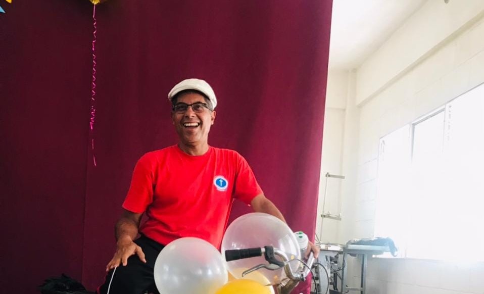 Docente hondureño se viraliza en redes al ser celebrado por muchos en su cumpleaños