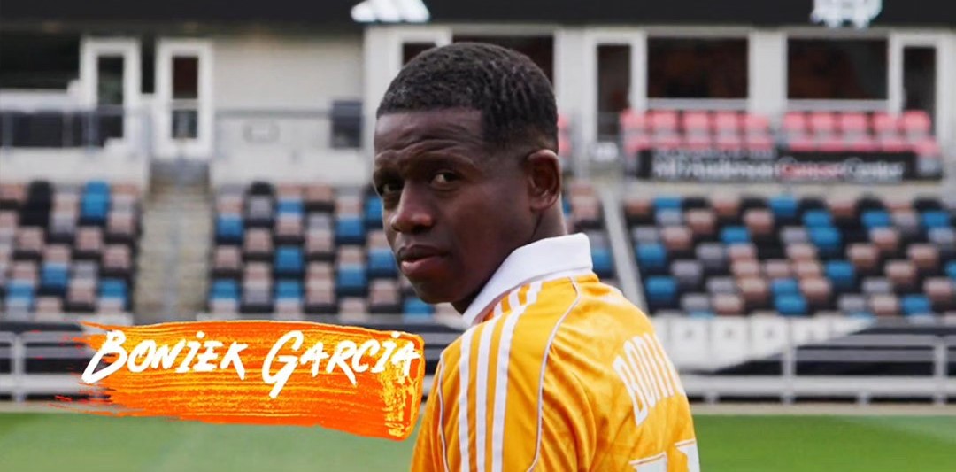 Houston Dynamo presentó su nueva indumentaria con Boniek García