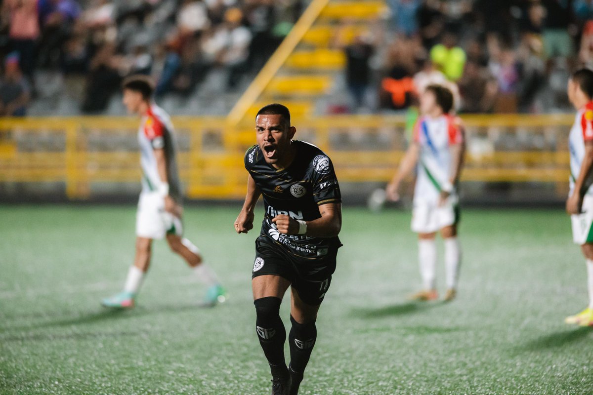 Alejandro Reyes le da triunfo al Sporting San José con un doblete