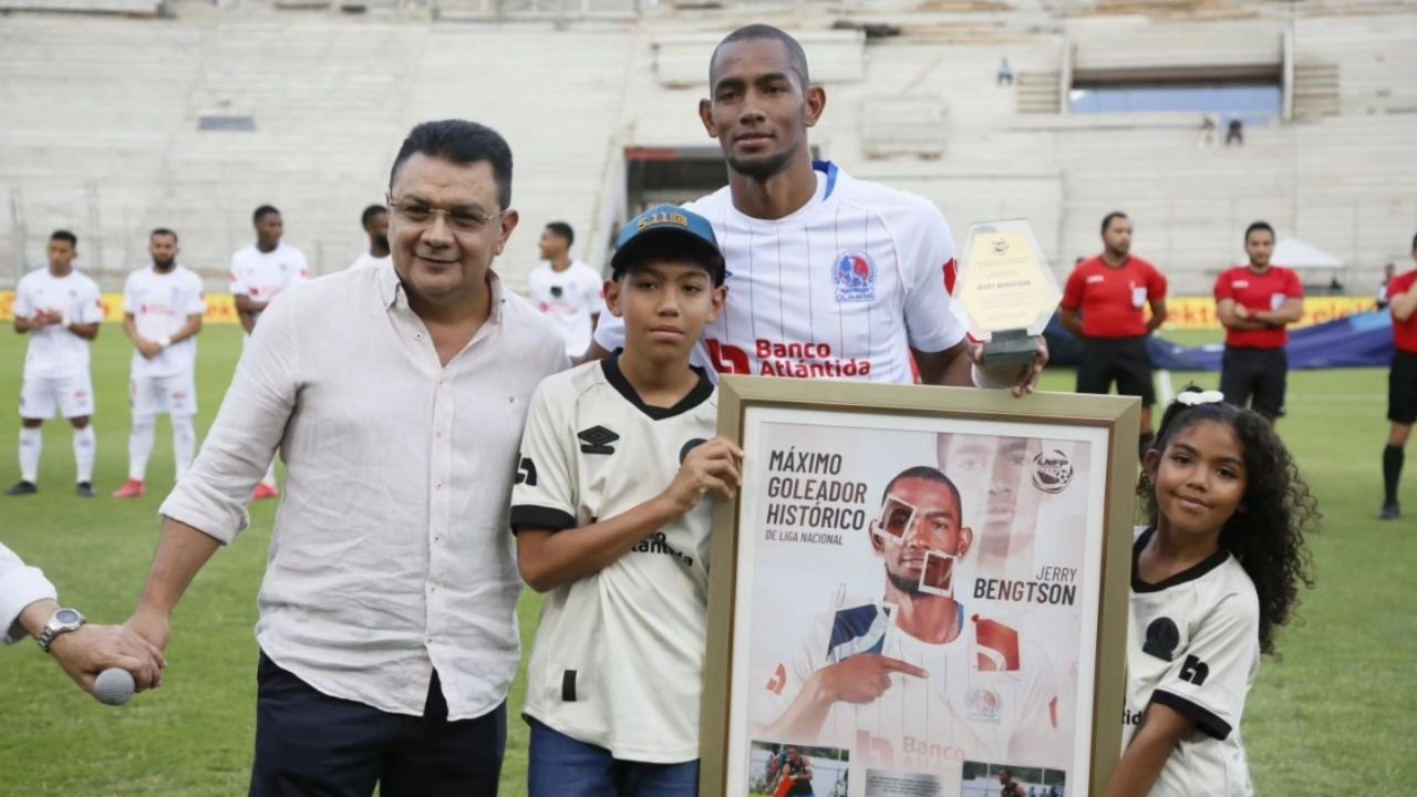 Jerry Bengtson recibe emotivo homenaje de Olimpia y Liga Nacional