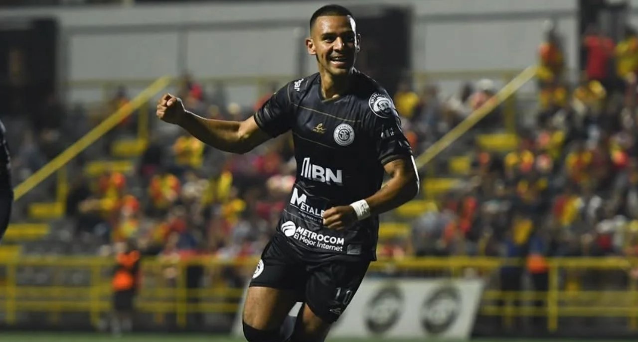 Alejandro Reyes anota golazo ante Herediano en Costa Rica