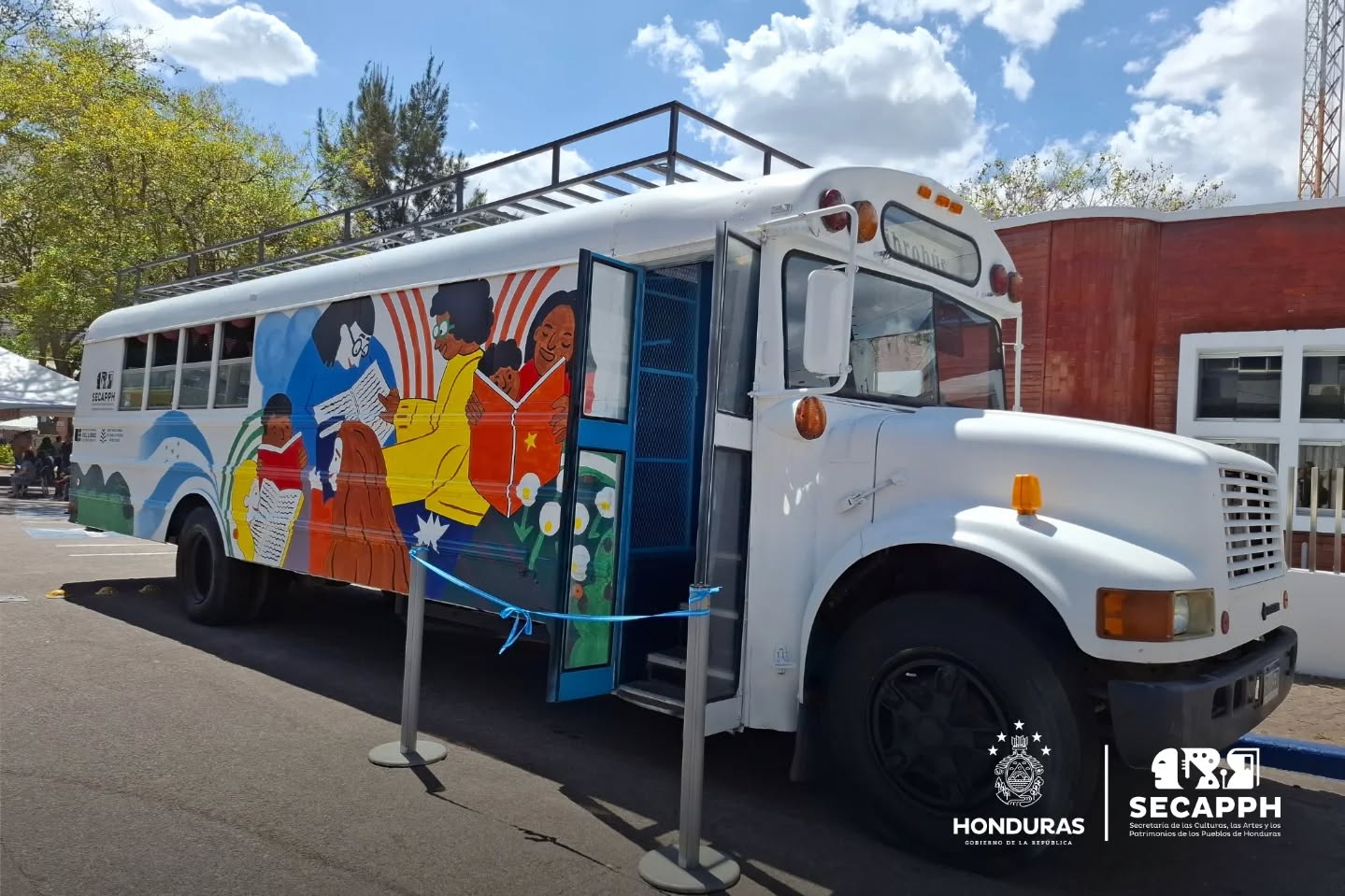 Presentan Librobus para llevar libros a las comunidades de Honduras