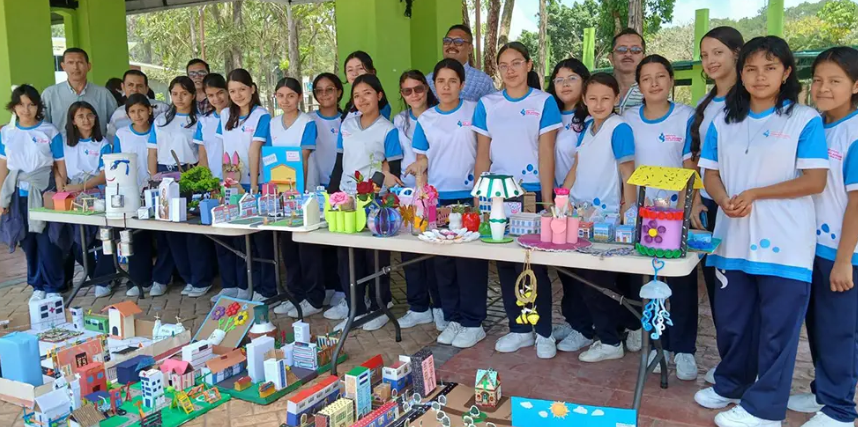 Jóvenes hondureños convierten material reciclable en manualidades