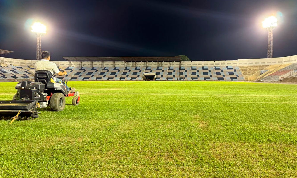 Estadio Ceibeño desvela la instalación de su nueva grama híbrida