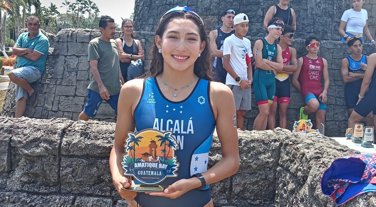 Hondureña Camila Alcalá gana el oro en torneo internacional de triatlón