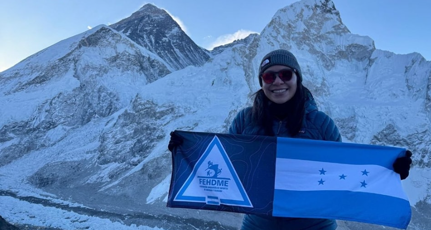 Hondureña Sarah Machado escaló con éxito la famosa cima Kala Patthar en Khumbu