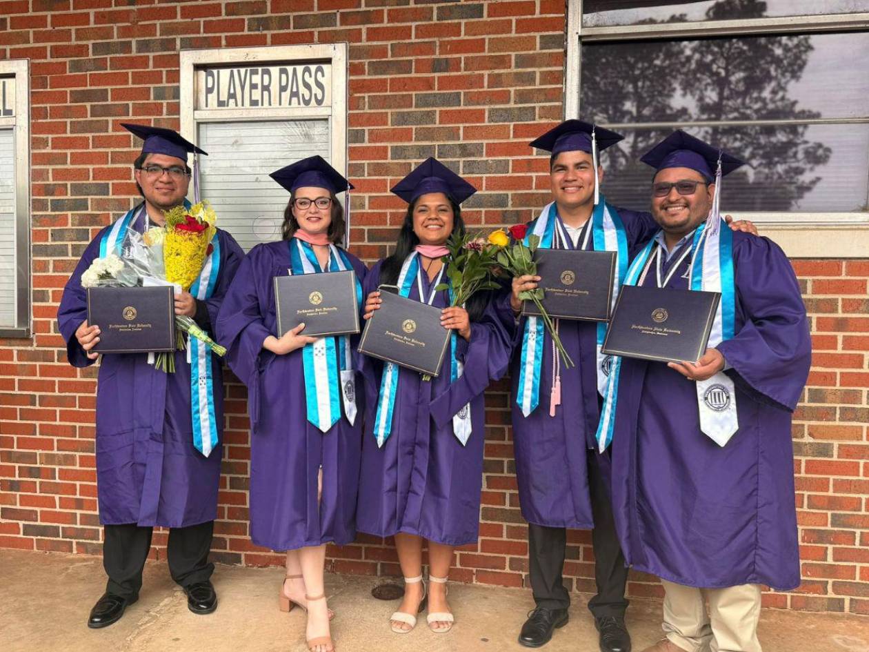 Entonan himno nacional de Honduras en graduación en Estados Unidos