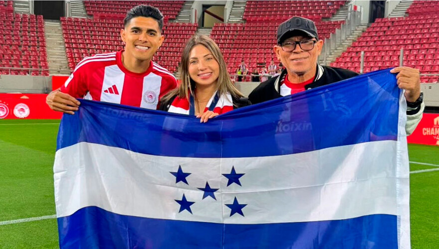 Luis Palma festeja el título de la Superliga de Grecia con el Olympiakos
