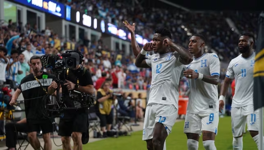 Honduras doblega a El Salvador para seguir con vida en Copa Oro