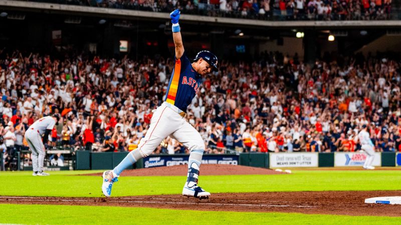 Mauricio Dubón conecta su segundo cuadrangular al hilo con los Astros