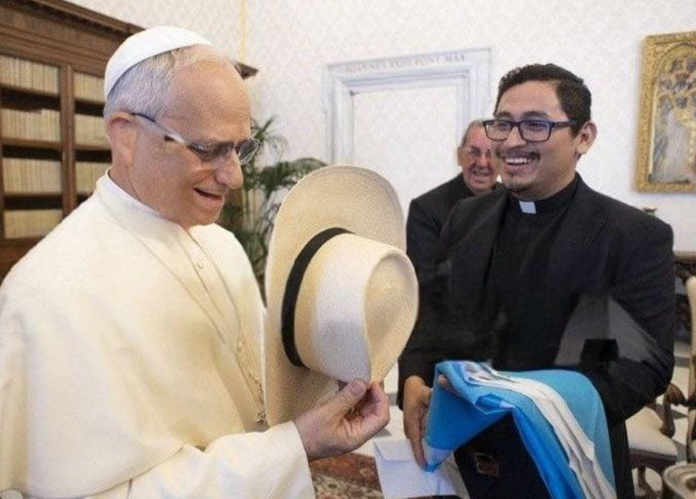 Papa León XIV es honrado con sombrero de junco y bandera de Honduras