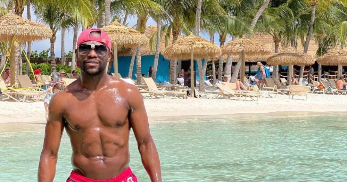 Floyd Mayweather disfruta y presume de sus vacaciones por Roatán