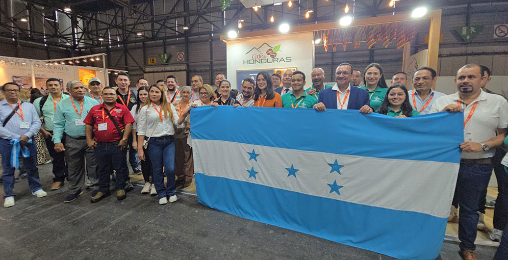 Café catracho deleita paladares durante el World of Coffee 2025