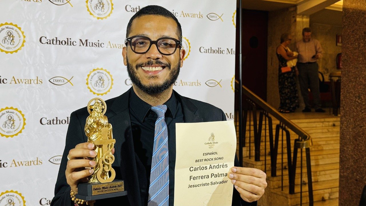 Cantente hondureño gana premio en los Catholic Music Awards en el Vaticano