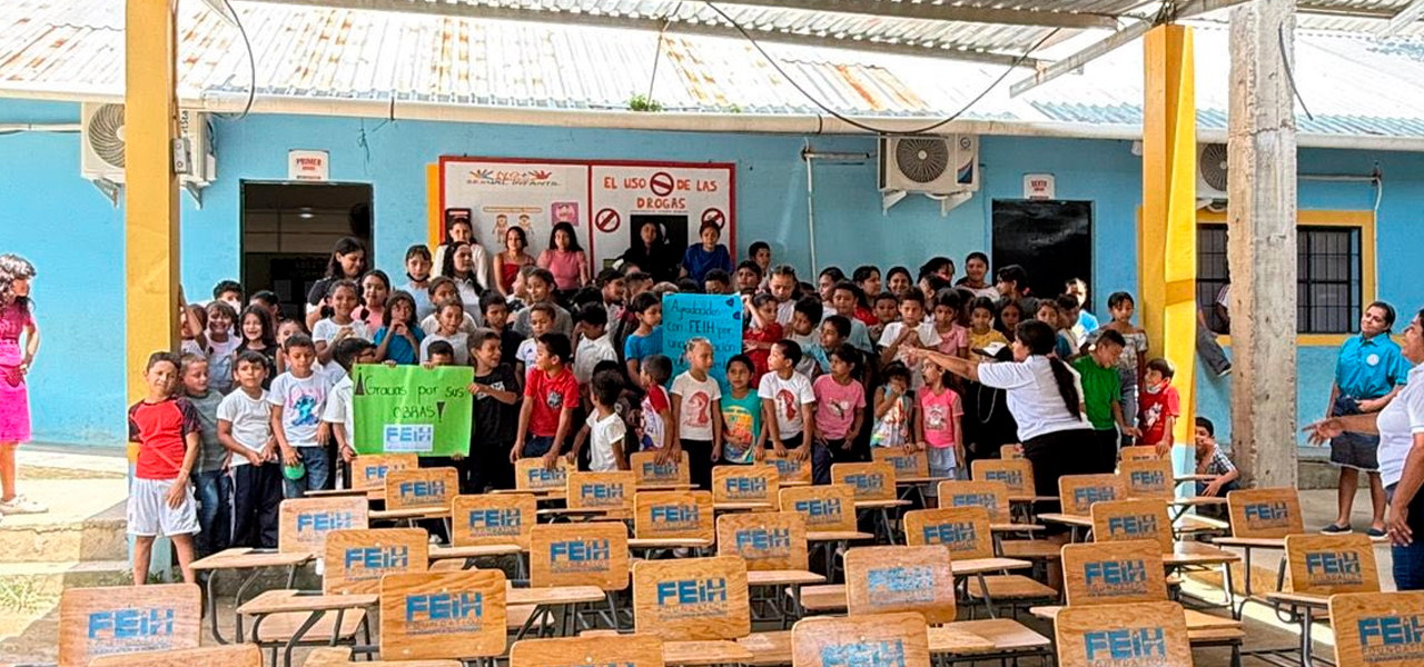 Fundación para la Educación en Honduras entrega pupitres a escuelas de Yoro