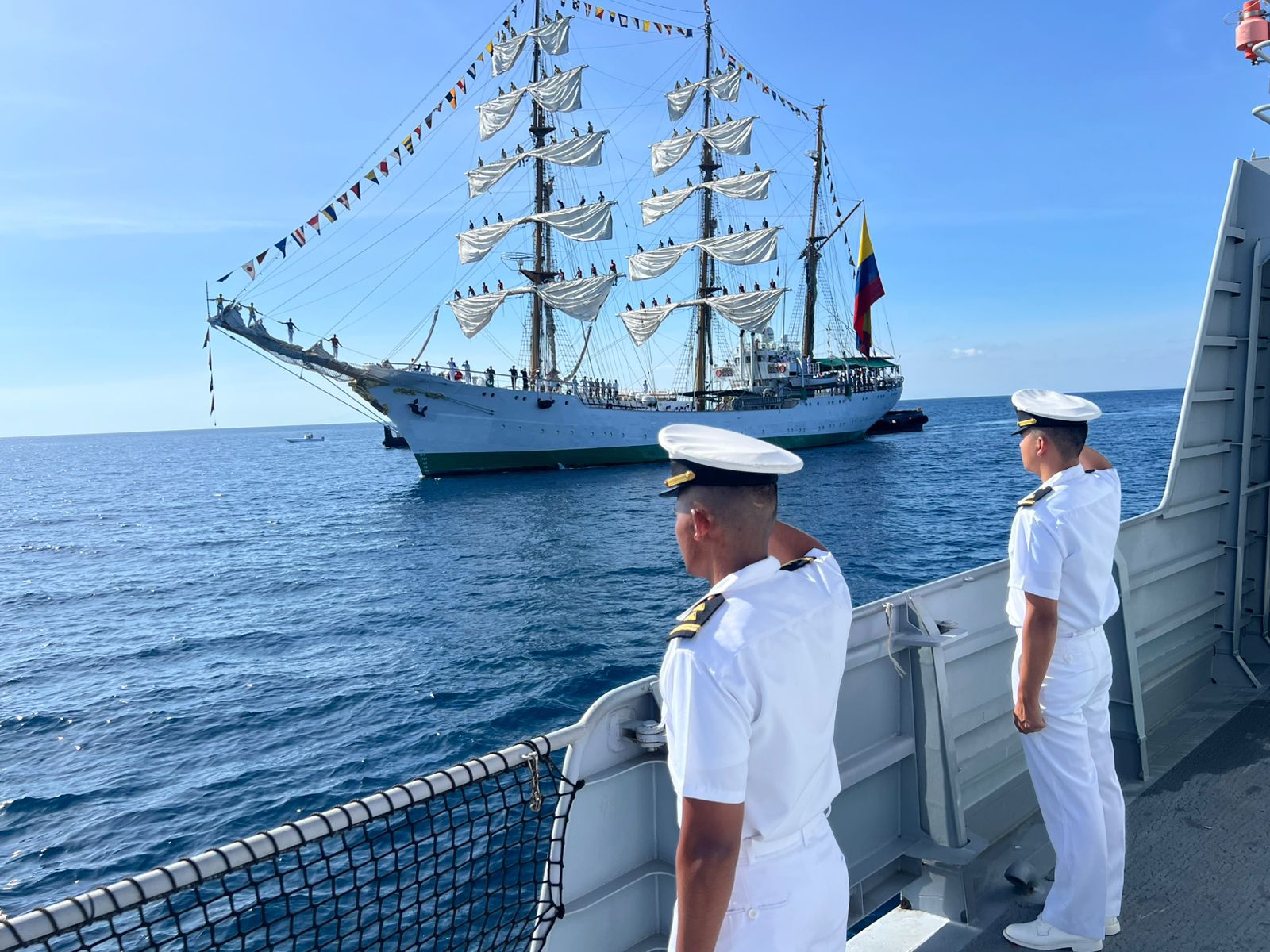 Buque escuela ARC Gloria de Colombia visita Roatán