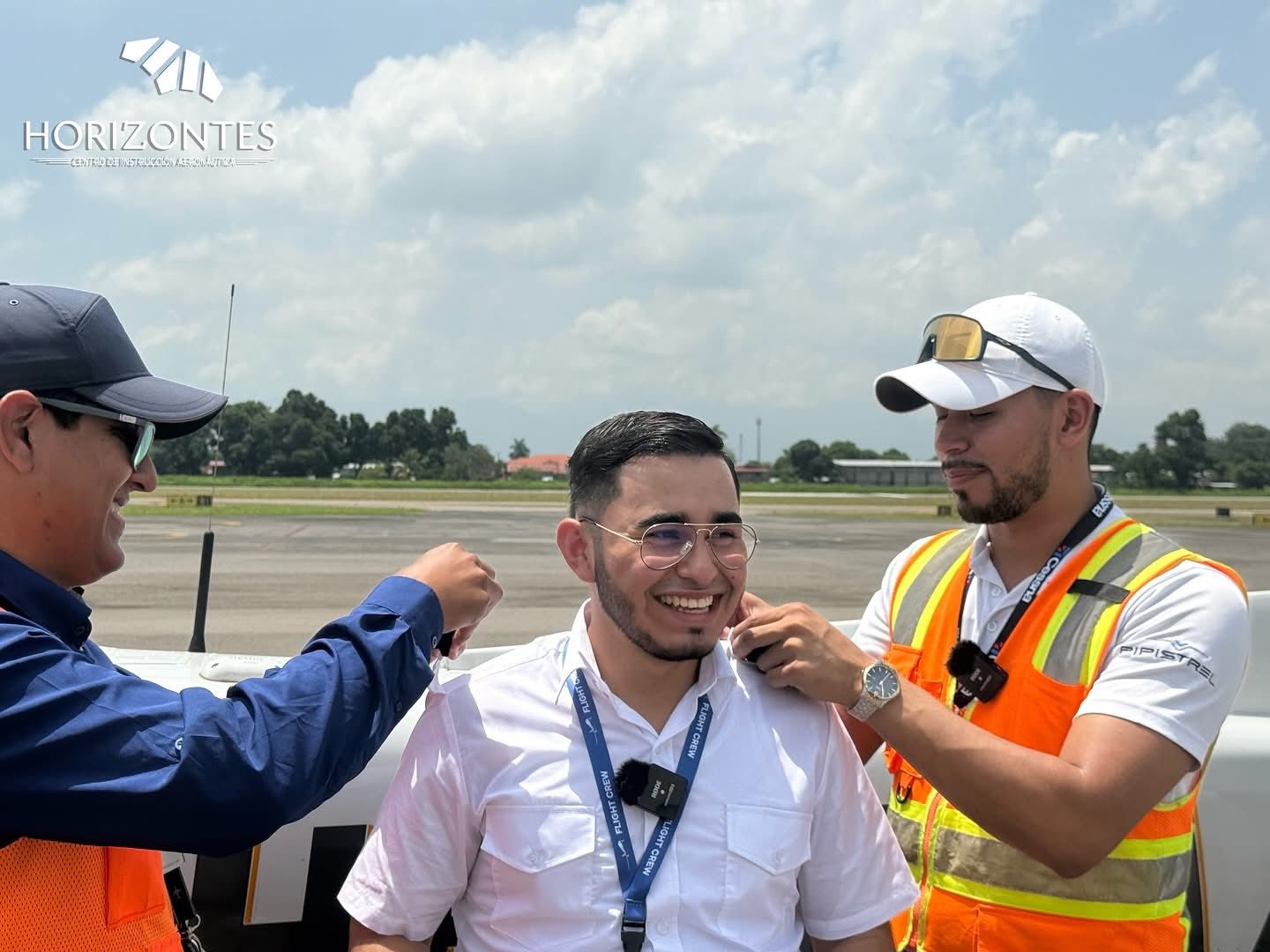 Joven ocotepecano cumple su sueño de ser piloto y realiza su primer vuelo
