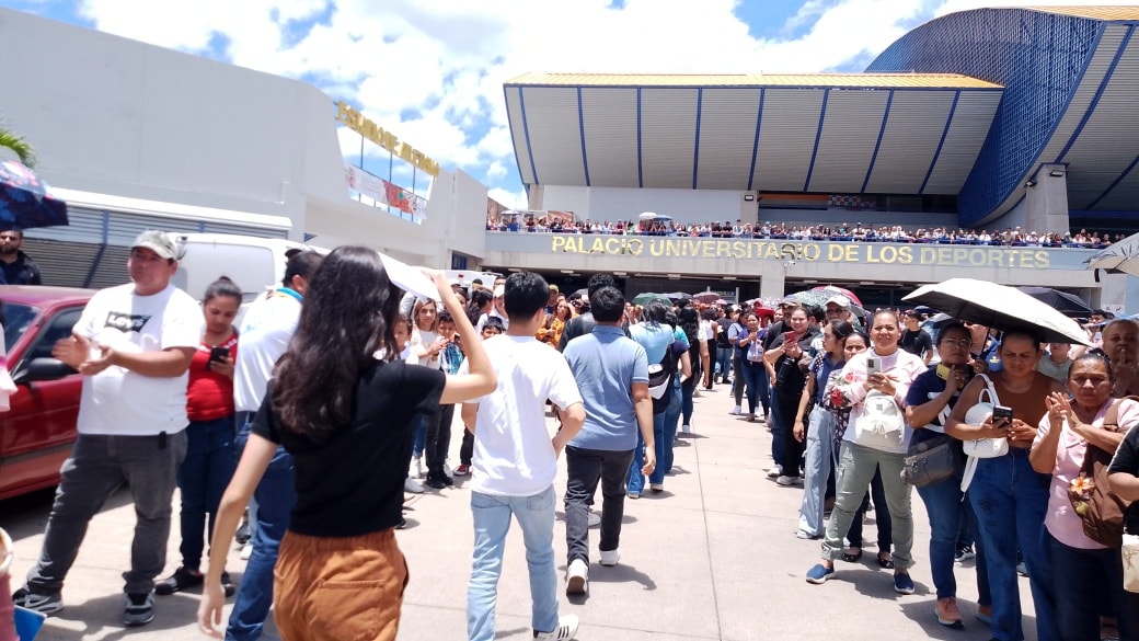 Padres de familia reciben con aplausos a los jóvenes que realizaron la prueba PHUMA