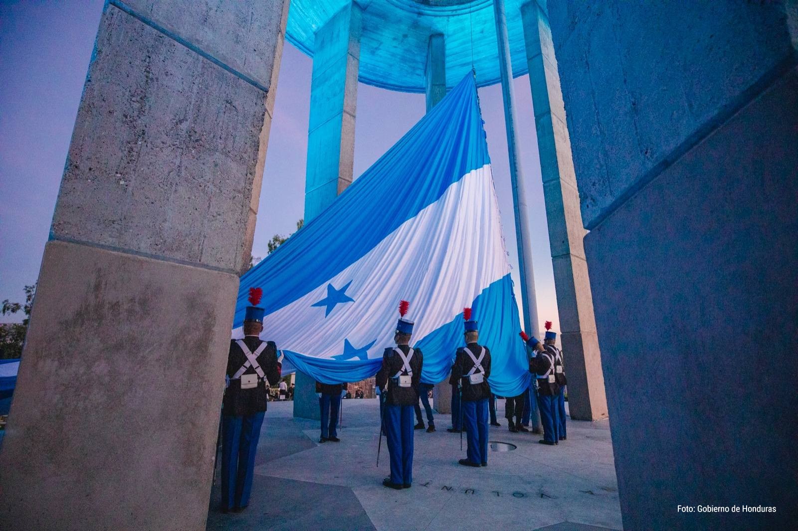 Honduras inicia fiestas patrias con izada de la bandera