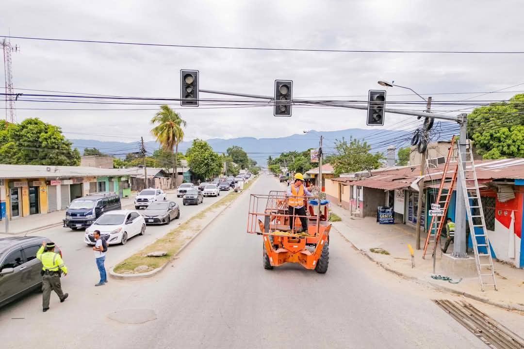 Instalan semáforos inteligentes en San Pedro Sula