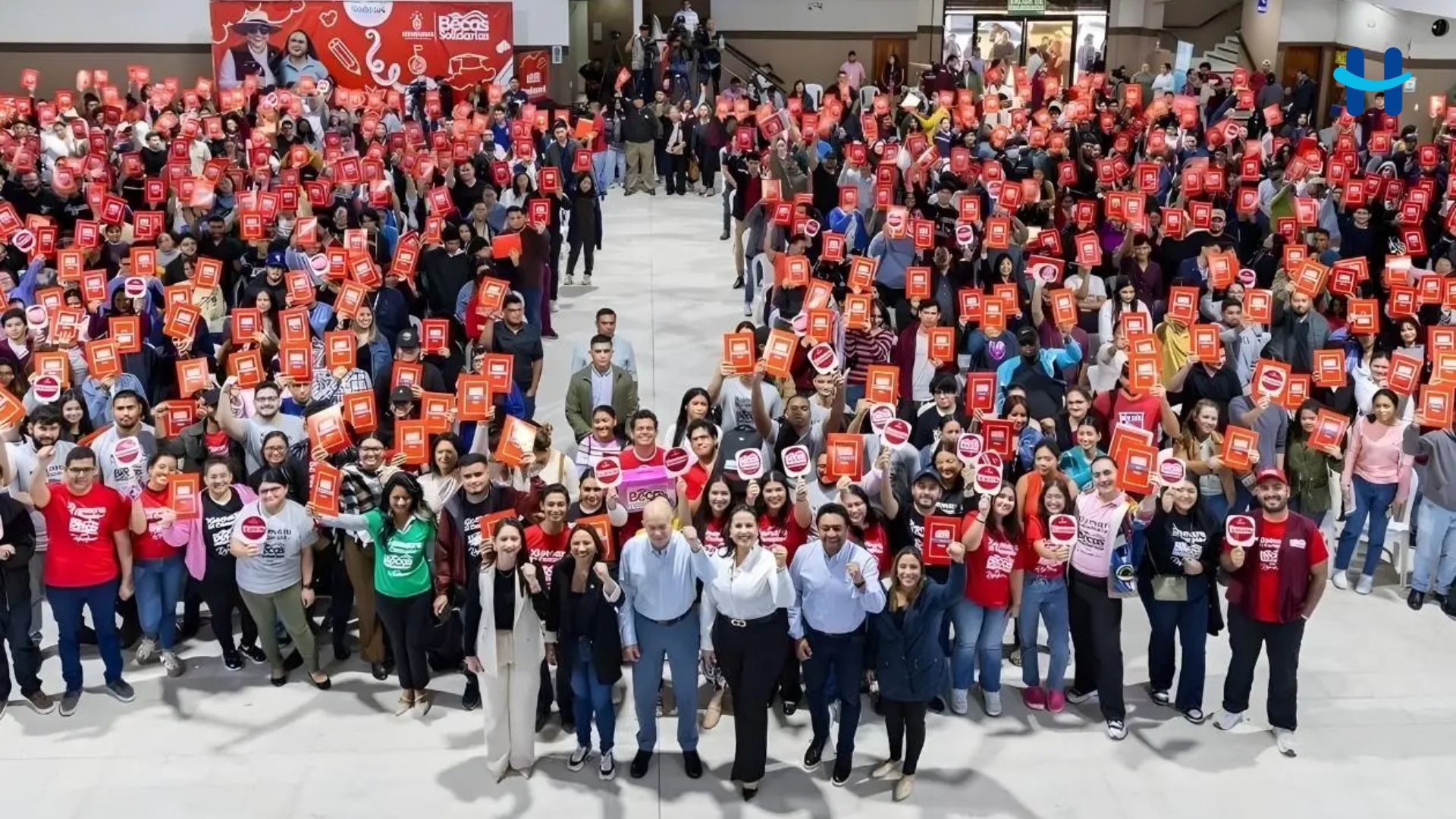 Entregan 1,300 Becas Solidarias Universitarias y amplían acceso a la educación para jóvenes en San Pedro Sula
