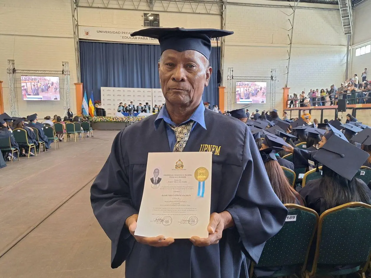 La edad es solo un número y no un límite: Don Raimundo se Gradúa de la Universidad a los 65 años