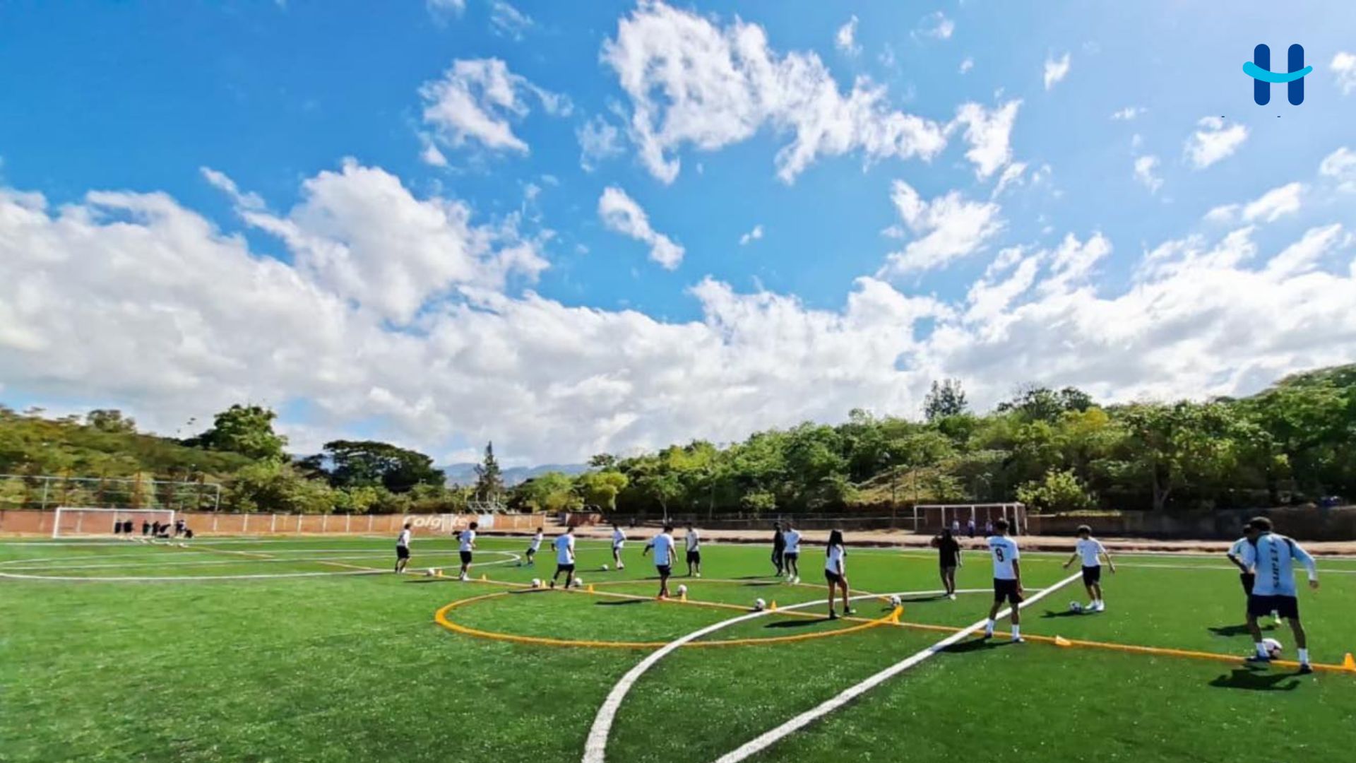 UNAH activa cancha de fútbol en campus central de Tegucigalpa