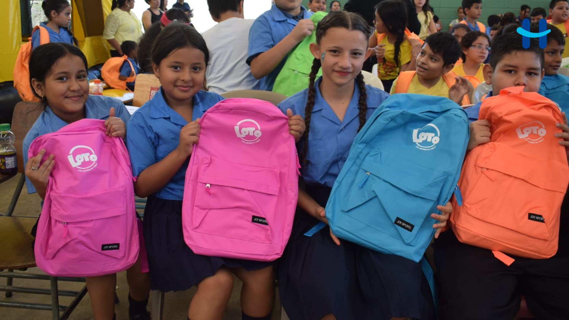 Mil estudiantes reciben mochilas escolares en San Pedro Sula